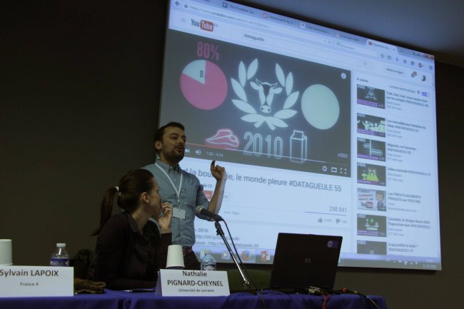 Sylvain Lapoix montre une vidéo de Datagueule qui porte sur les conséquences de la consommation de viande. (Crédit photo : WLF)